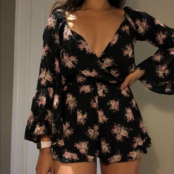 Floral romper with long flared sleeves - Picture 2 of 4